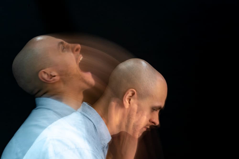 Homem com expressão de instabilidade emocional, ilustrando o transtorno de personalidade narcisista