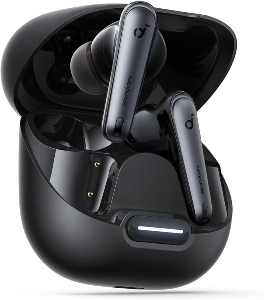 Fone de ouvido Bluetooth Anker Soundcore Liberty 4 NC na cor preta, com acabamento brilhante nas hastes e o logotipo da marca estampado, exibidos dentro do estojo de carregamento aberto que possui um botão frontal com uma barra de luz LED branca acesa.