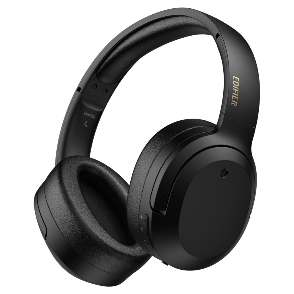 Fone de ouvido Bluetooth Over-Ear Edifier W820NB Plus na cor preta, exibido em ângulo de três quartos, mostrando as almofadas auriculares de couro sintético texturizado, a haste acolchoada e a inscrição dourada da marca Edifier na lateral.