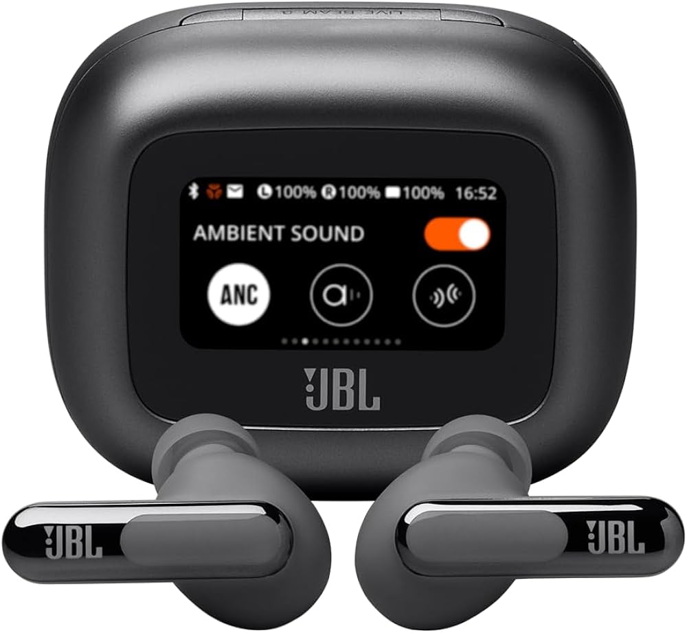 Fone de ouvido Bluetooth JBL Live Beam 3 na cor cinza-escuro, posicionados à frente do seu estojo de carregamento inteligente, que exibe uma tela digital interativa ligada com as opções de controle de som ambiente e o logotipo da JBL na parte inferior.