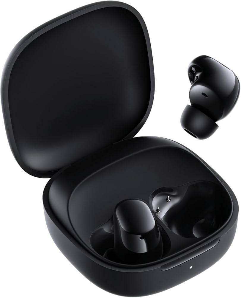 Fone de ouvido Bluetooth Xiaomi Redmi Buds 6 Play na cor preta, mostrando um dos fones dentro do estojo de carregamento aberto e o outro flutuando logo ao lado, com acabamento fosco e detalhes em brilho.