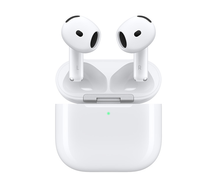 Fone de ouvido Bluetooth Apple AirPods 4 com Cancelamento Ativo de Ruído na cor branca, posicionados em pé e saindo de dentro do seu estojo de carregamento aberto com a luz LED verde frontal acesa.