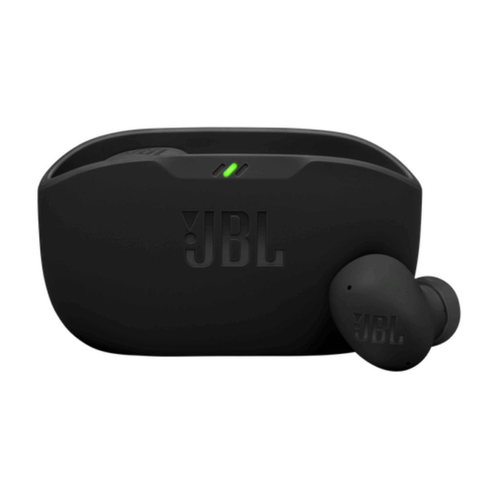 Fone de ouvido Bluetooth JBL Wave Buds 2 na cor preta, posicionado ao lado do seu estojo de carregamento aberto sem tampa com a luz LED verde acesa.
